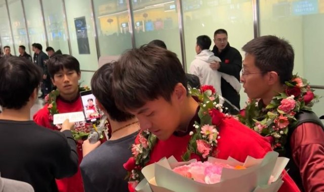 低调JR看球-U23国足队员抵达大兴机场欢呼声此起彼伏，“中国队加油”响彻机场大厅，门将李昊：非常感谢所有球迷