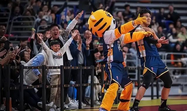 NBA直播-十一冠王遇阻！广东体能拉胯，北京团队篮球开门红